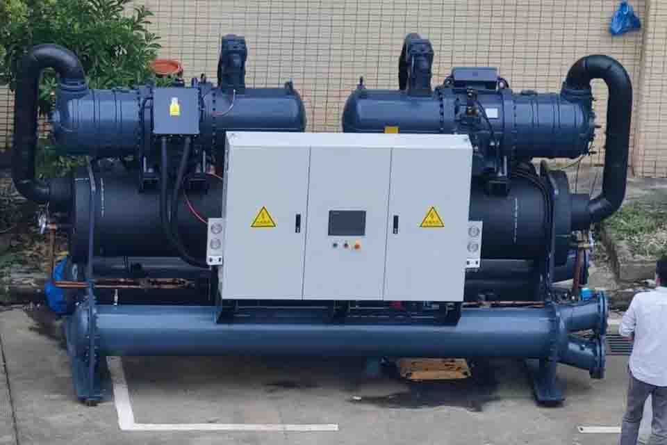 450-hp dual compressor water cooled screw chiller